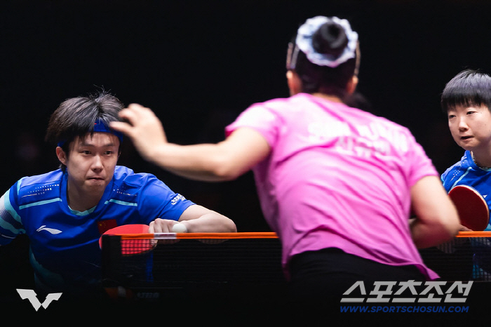 '충격!中세계1위조 18경기만의 첫패" '스마일듀오'신유빈X임종훈,웃는 …