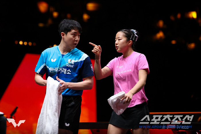 '충격!中세계1위조 18경기만의 첫패" '스마일듀오'신유빈X임종훈,웃는 …