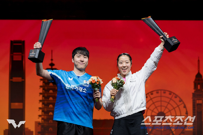 '충격!中세계1위조 18경기만의 첫패" '스마일듀오'신유빈X임종훈,웃는 …