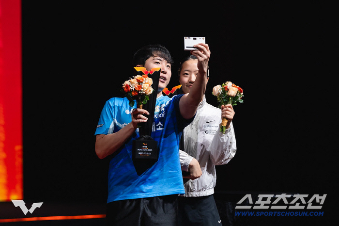 '충격!中세계1위조 18경기만의 첫패" '스마일듀오'신유빈X임종훈,웃는 …