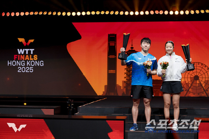 '충격!中세계1위조 18경기만의 첫패" '스마일듀오'신유빈X임종훈,웃는 …