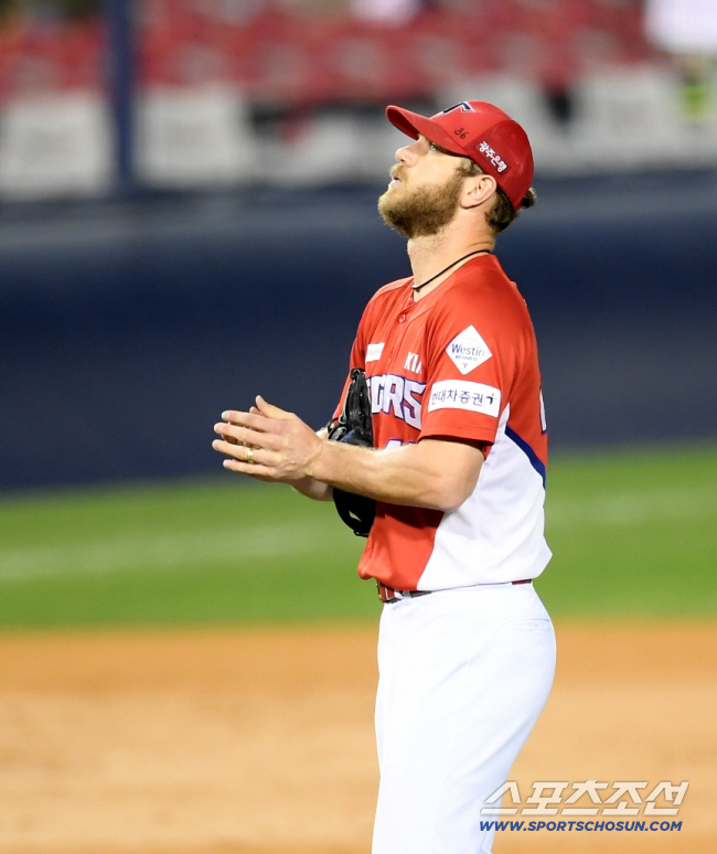 11승 하고도 KIA 재계약 불발 → 상황 역전 "6년째 장수 계약 성공…