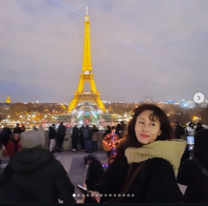 김지수, 또 한국 떠났다…파리 밤 에펠탑서 되살아난 낭만