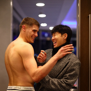 속옷 차림으로 손흥민에게 '쪼르르', 대체 무슨 말 들었나? 웃음 터지게 한 쏘니의 농담