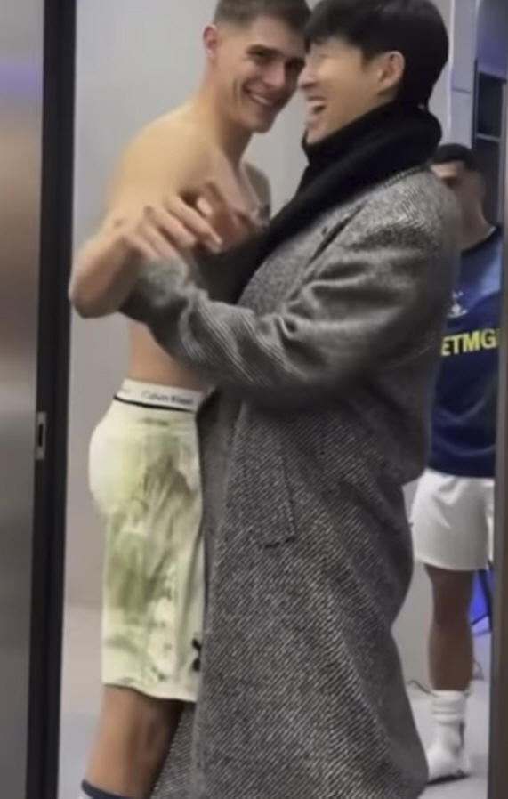 속옷 차림으로 손흥민에게 '쪼르르', 대체 무슨 말 들었나? 웃음 터지게…