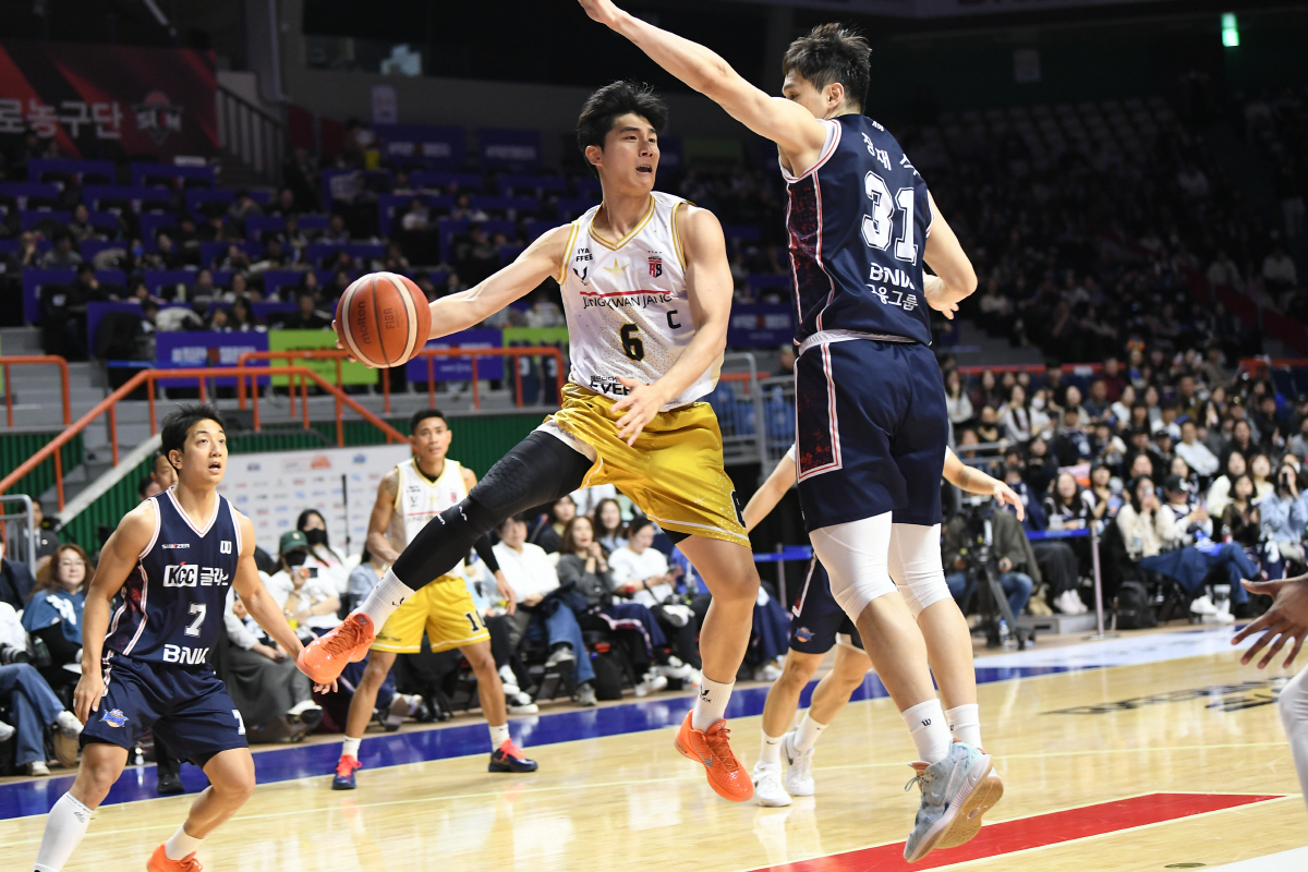 [현장분석] 최준용 복귀 KCC, 정관장 103대76, 27점 차 대파.…