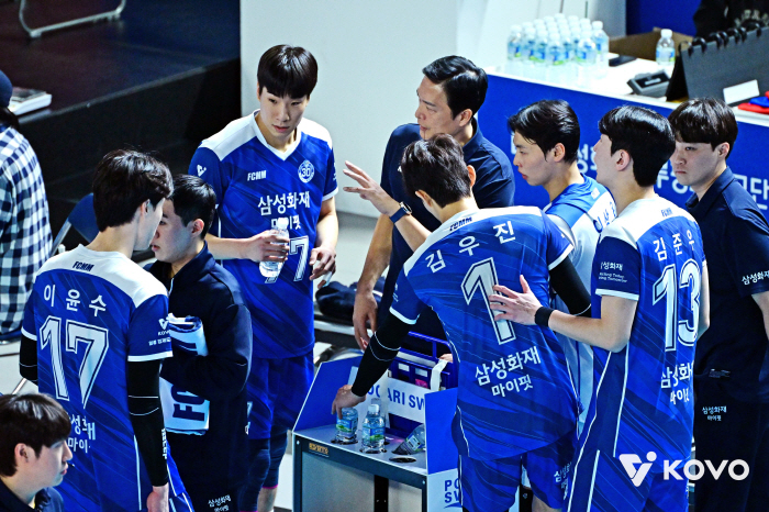 '배구 명가'의 충격적 추락...삼성화재, 우리카드에 패하며 창단 최다 9연패 '눈물' [대전 현장]
