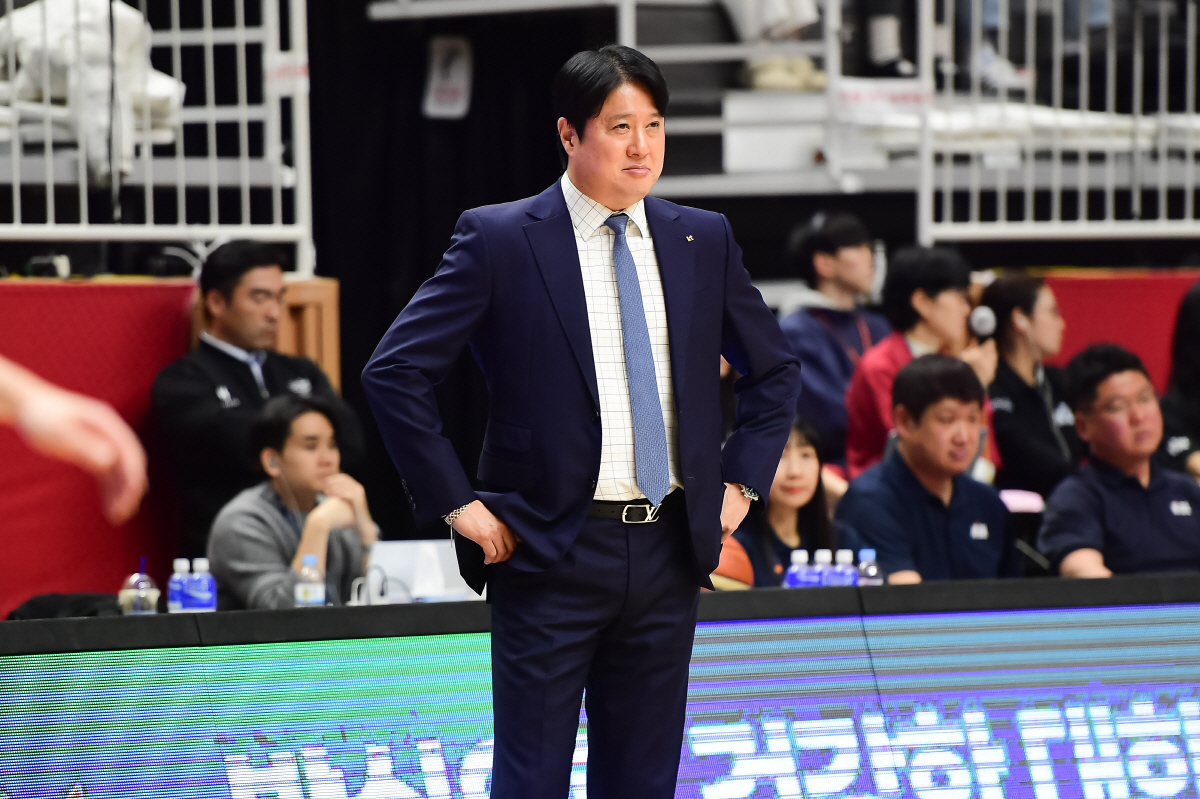 [현장인터뷰] 전희철 감독 "통신은 SK가 강하죠"…문경은 감독 "힉스 …