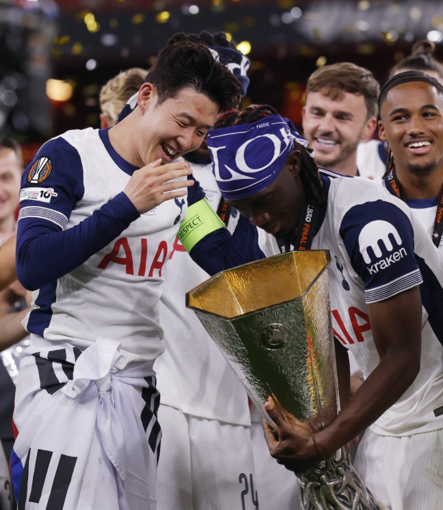 '英 단독' 손흥민 안고 펑펑 운 비수마, '웃음가스 풍선' 흡입 이유 …