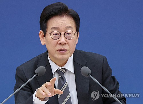 李대통령 지지율 54.3%로 0.6%p↓…"전재수-통일교 의혹 영향"[리얼미터](종합)