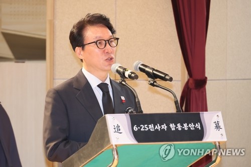 金총리 "호국 영웅 잊지 않겠다…마지막 한 분까지 가족 품으로"