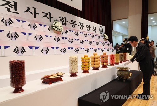 (서울=연합뉴스) 이정훈 기자 = 김민석 국무총리가 15일 서울 동작구 서울현충원 현충관에서 열린 6.25 전사자 발굴 유해 합동봉안식에서 분향하고 있다. 2025.12.15 uwg806@yna.co.kr