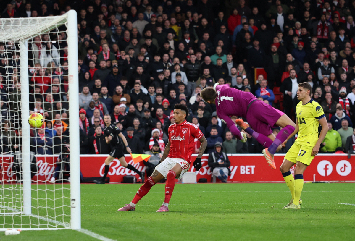 英 BBC도 깜짝! "손흥민 효과 한 경기만에 와르르"→"비카리오 또 대…