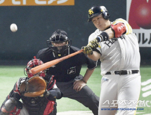 WBC 쿠바전 선발로 던졌는데…은퇴-코치직 제의 뿌리치고 네덜란드로, 통산 '79승' 1지명 신인왕 출신 우완 새로운 도전[민창기의 일본야구]
