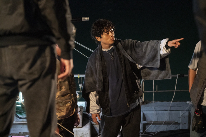 '허카인' 허성태, 모니터 할 땐 웃음기 싹 뺐다…'정보원' 비하인드 스틸 공개