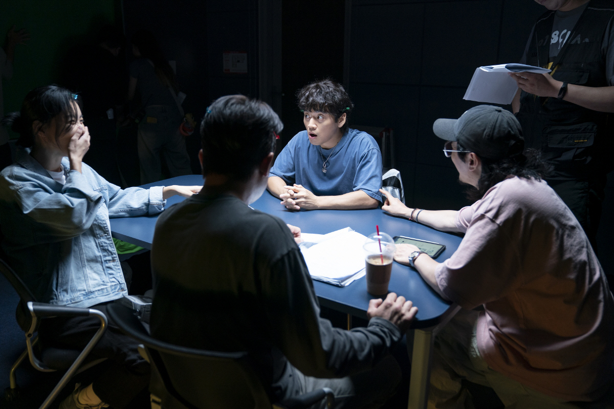 '허카인' 허성태, 모니터 할 땐 웃음기 싹 뺐다…'정보원' 비하인드 스…