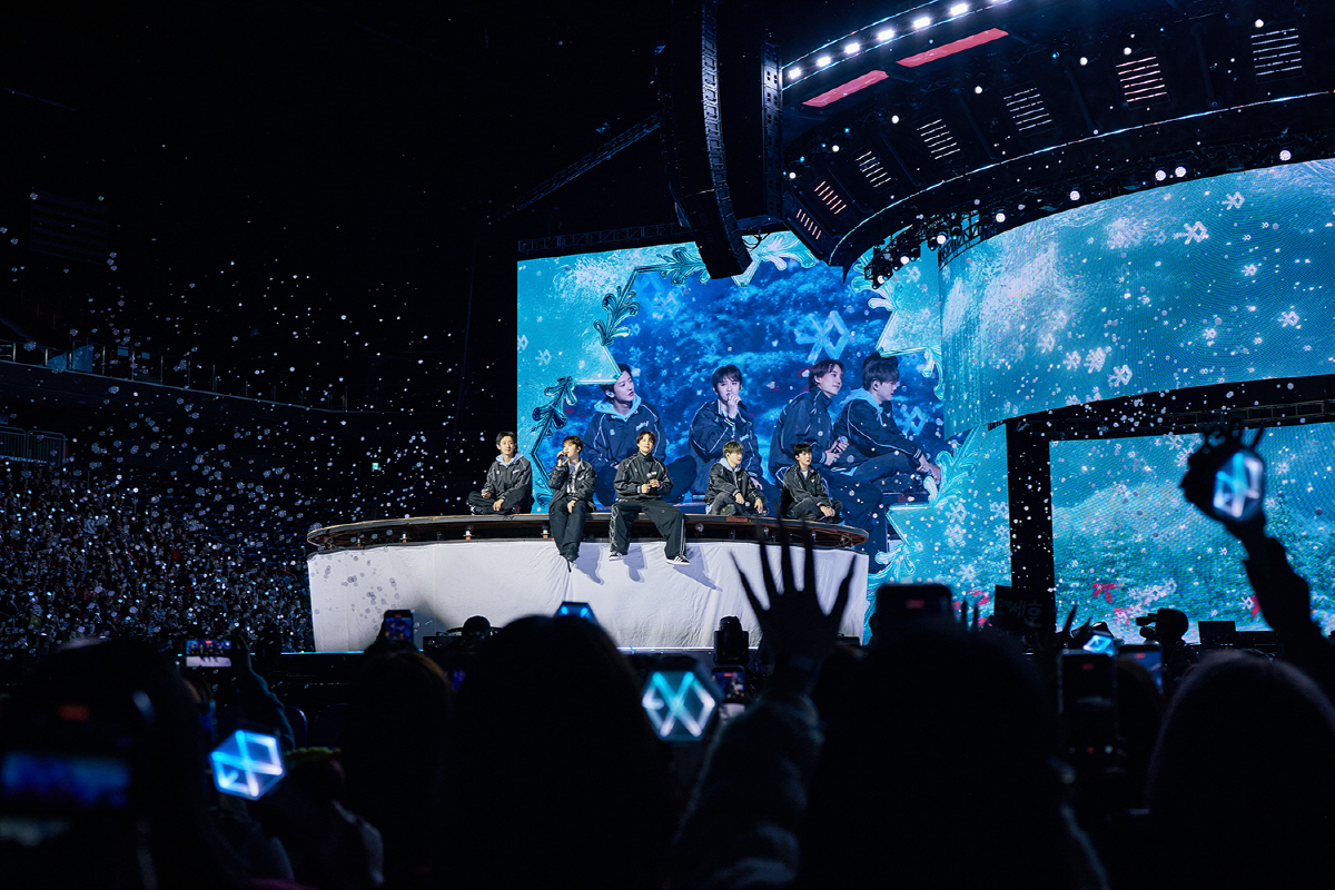 다시 교복입은 엑소, 팬미팅서 '으르렁' 떼창…신곡 '아임 홈'도 먼저 …