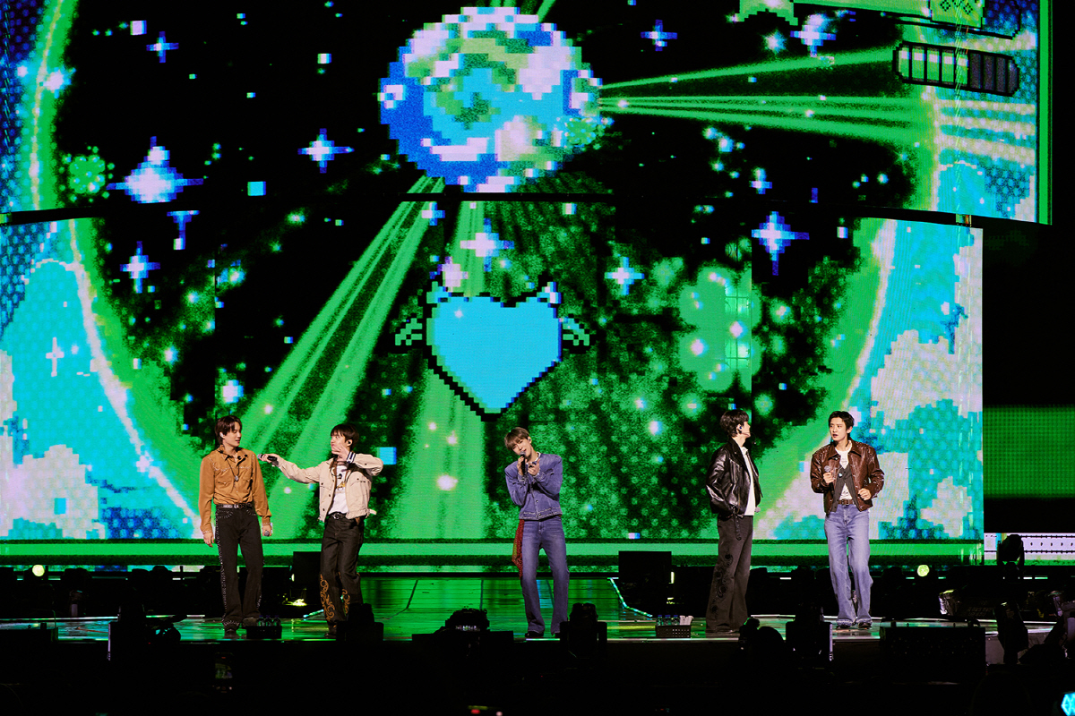 다시 교복입은 엑소, 팬미팅서 '으르렁' 떼창…신곡 '아임 홈'도 먼저 …