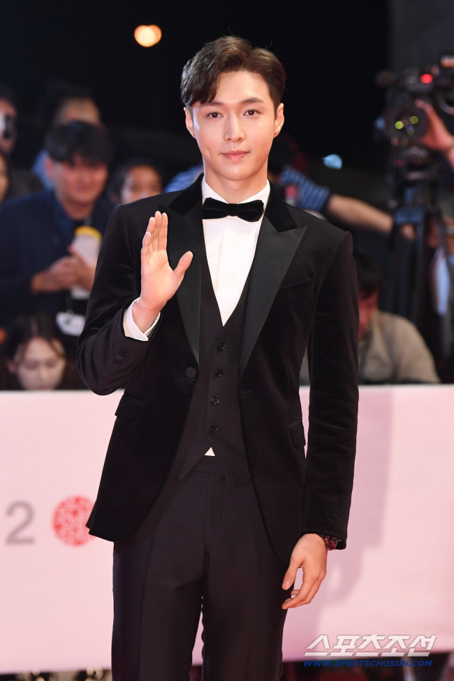 [공식]엑소 레이, 팬미팅 당일 돌연 불참에 사과…"걱정하지 말길"