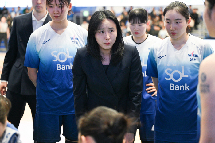 승부처 고비를 넘지 못하는 신한은행, 최윤아 감독이 "지치지 말자"고 당부한 이유는?