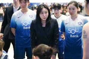 승부처 고비를 넘지 못하는 신한은행, 최윤아 감독이 