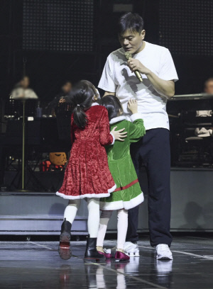 박진영, 6세·5세 딸 걸그룹 욕심내더니...벌써 무대 올랐다 