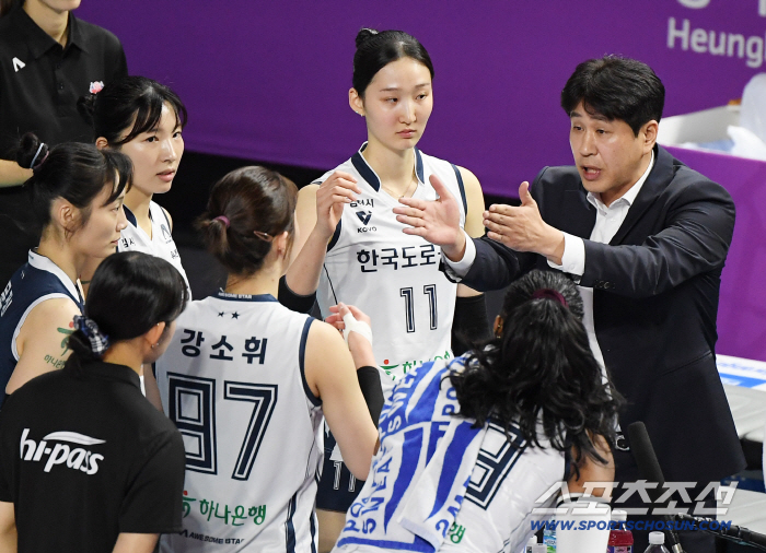 우승 뒤 인고의 시간, 결과는 '역사'였다…'女배구 최다승 사령탑' 도로공사에 세운 이정표