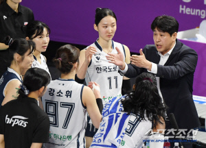 우승 뒤 인고의 시간, 결과는 '역사'였다…'女배구 최다승 사령탑' 도로공사에 세운 이정표