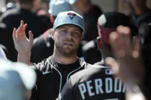 3100억 사이영상 에이스는 어디 가고 KBO 출신이 1선발을 맡나? 한숨만 푹푹 내쉬는 ARI, 켈리 복귀시켰다