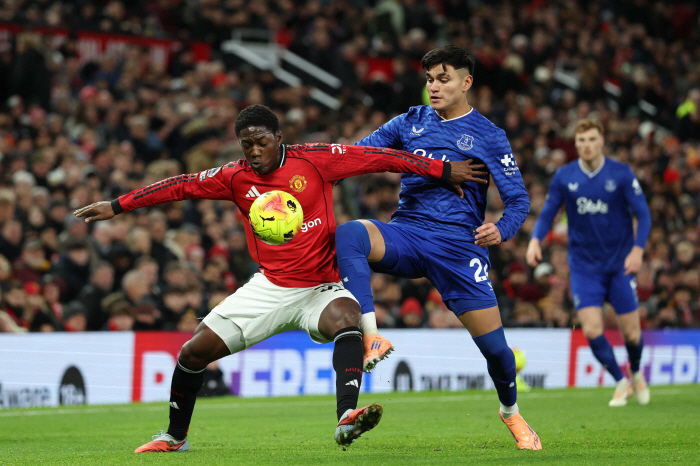 "1월에 떠나겠습니다" 맨유 성골 유스 또 실패? 감독도 "이적 요청하면 대화할 것"