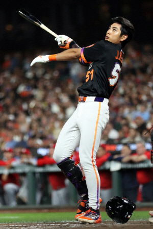 'SF 1663억 투자 후회?' 이정후 어쩌면 위기…비운의 다저스 방출 MVP 영입 노린다