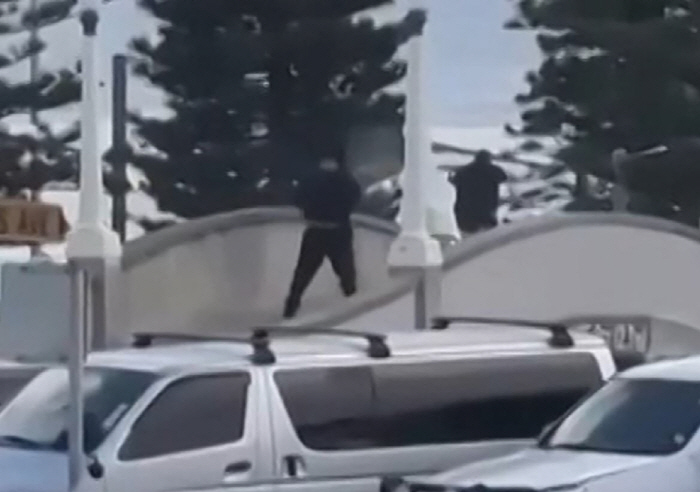 호주 총기 난사범은 '부자(父子) 사이'…6년 전 테러 연계 가능성 조사…