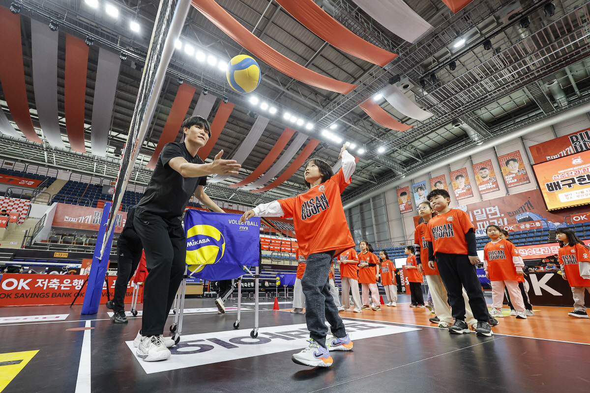 "배구 저변 확대 노력하겠다"…OK저축은행, 부산 OK선수단과 함께하는 …