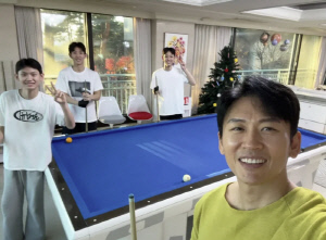 ‘6남매 아빠’ 박지헌, 붕어빵 세 아들과 2:2 당구 대결 