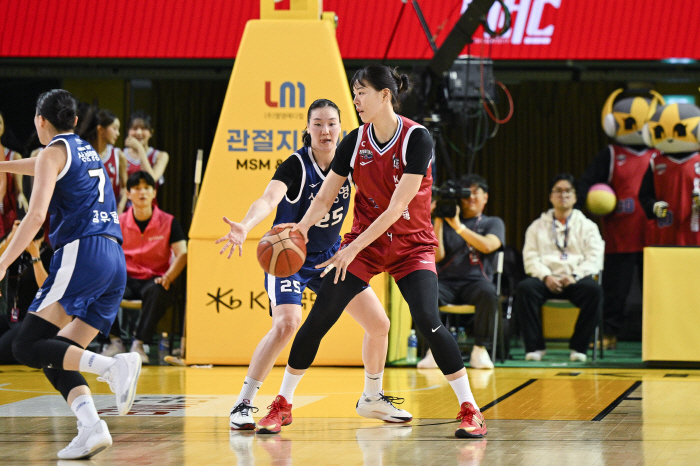 7경기만에 출전한 박지수 발판삼은 KB스타즈, 삼성생명 3연패로 밀어넣으며 3연패 탈출