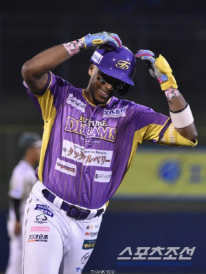 요미우리 출신 미국인 외야수는 떠날 수 없다, 소프트뱅크→일본 독립리그→2군 리그 오이식스,NPB 복귀까지 한 발 더[민창기의 일본야구]