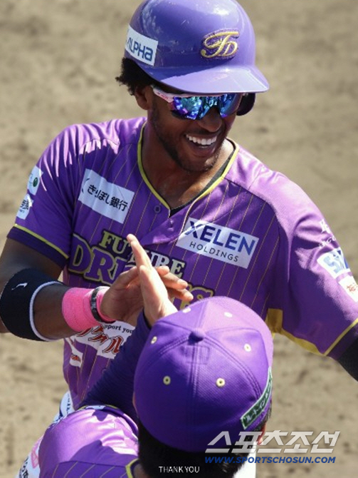 요미우리 출신 미국인 외야수는 떠날 수 없다, 소프트뱅크→일본 독립리그→…