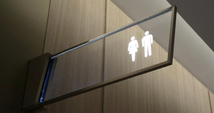 "최대 4시간 화장실 사용"…해고된 남성 "치질 때문인데", 법원 판단은?