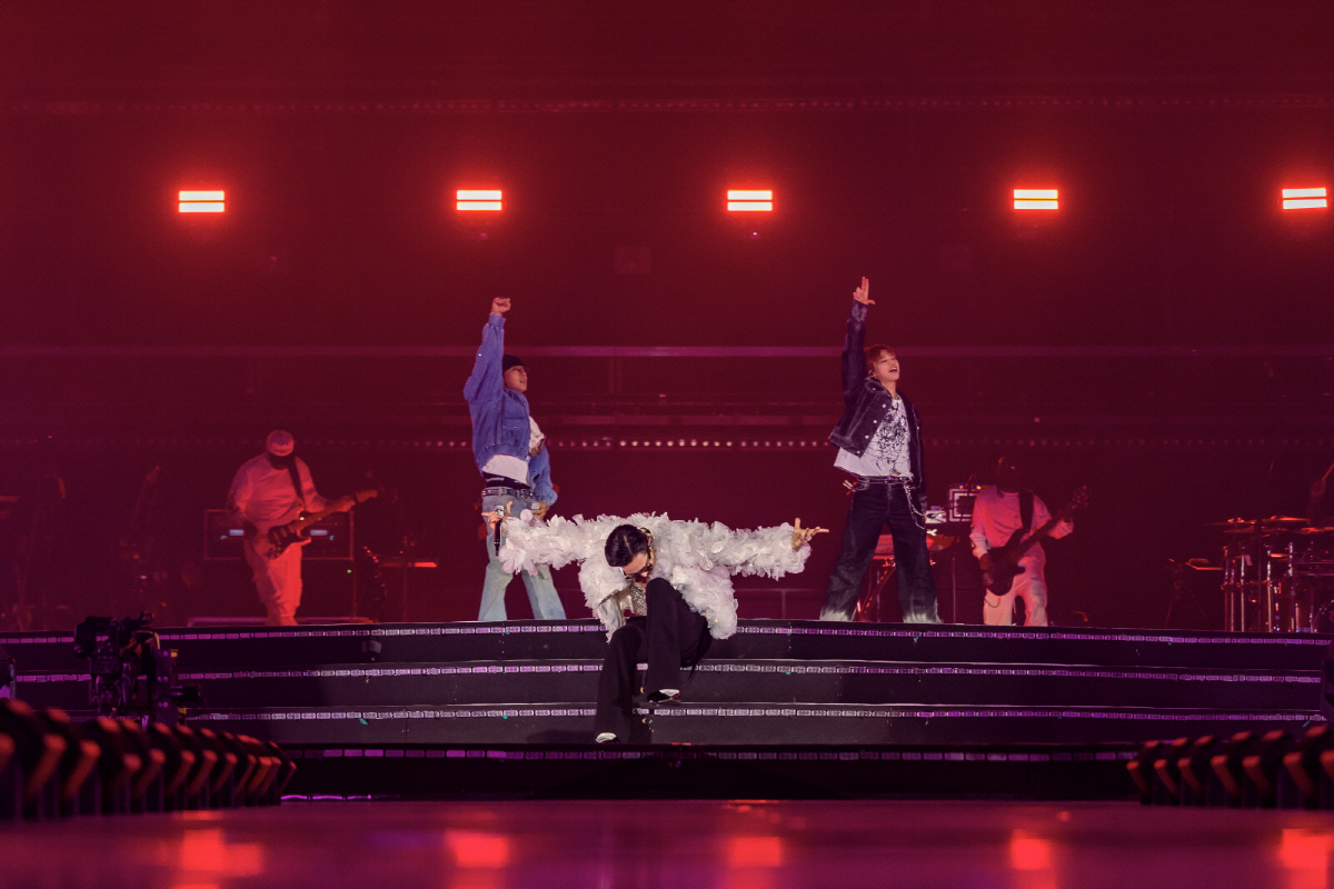 "전세계 83만명 열광시킨 'K팝 레전드' GD" 그는 韓가수였다…태극기…