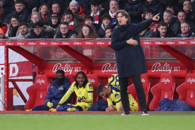 '손흥민 있을때는 사고 안쳤는데' 감독 악수 패싱했던 스펜스, 이번엔 재킷 패대기→토트넘, 갈수록 콩가루 분위기