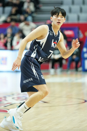 '농구인 2세' 강지훈-강성욱→'2007년생 루키' 양우혁-김건하…KBL, 신인 선수 활약에 '활짝'