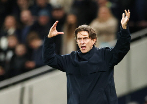 '한번 더 속아준다' 토트넘 추락 못 막는 프랭크 감독, 이사회 재신임으로 경질 모면. 하지만 여전히 위기다