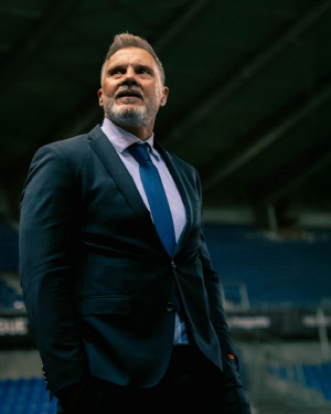 [오피셜]사실상 종신 계약 맺었던 '지한파' 감독, 단 9개월만에 전격 경질...'홍명보호 핵심' 오현규 입지에 변화?