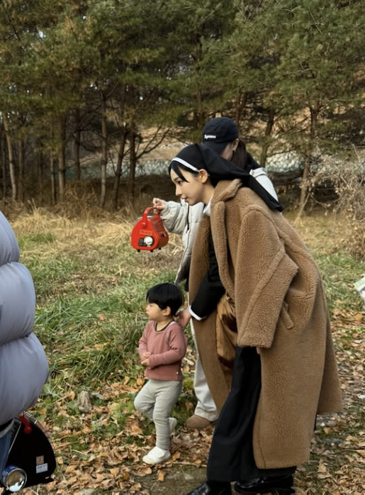 카리나, 첫 아기 어부바에 ‘허둥지둥’ 포착…“최고의 생일 선물!”