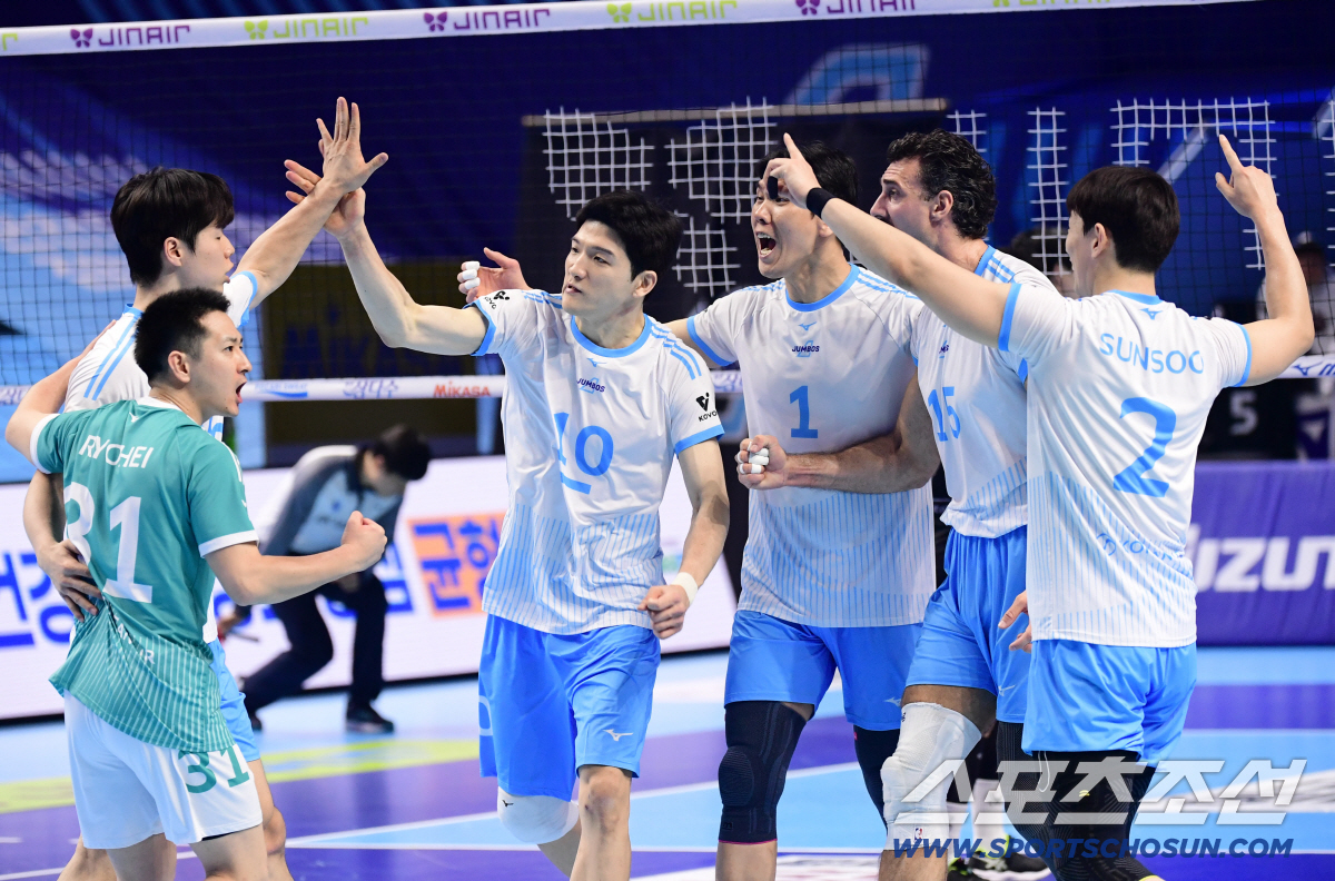 10연승 종료 후유증은 없다! '선두의 힘' 대한항공, 2위 현대캐피탈 …