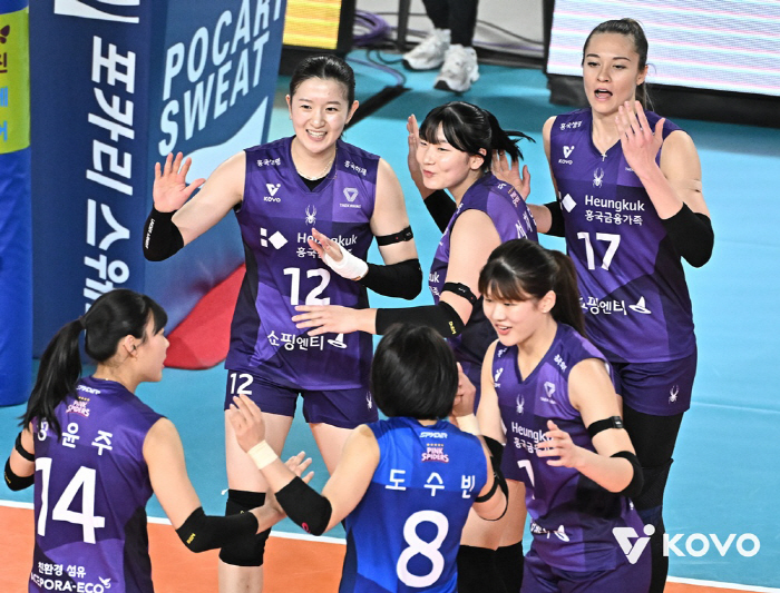 '서브 폭격 → 4세트 대역전' 천적이다…흥국생명, 최하위 정관장 잡고 …