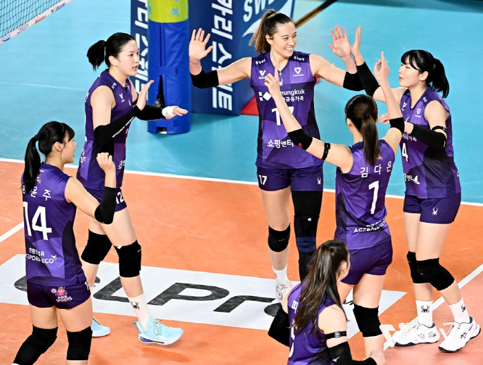 '서브 폭격 → 4세트 대역전' 천적이다…흥국생명, 최하위 정관장 잡고 …