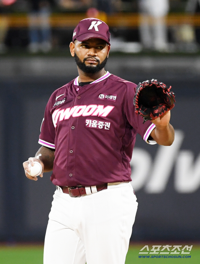 연봉 10억이나 깎였지만, 고민도 없이 도장...어려울 때 자신을 찾은 팀, 에이스의 의리였다