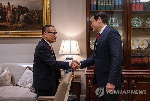 (서울=연합뉴스) 위성락 국가안보실장이 지난 7월 7일(현지시간) 미국 워싱턴 D.C.에서 마코 루비오 미국 국무장관 겸 국가안보보좌관과 한미 안보실장 협의를 위해 만나 악수하고 있다. 2025.7.8 [대통령실 제공. 재판매 및 DB 금지] photo@yna.co.kr
