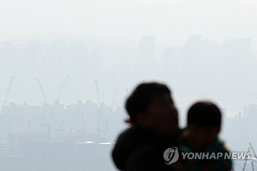 흐리고 강원 영동 중심 비나 눈…중부 출근길 안개 유의